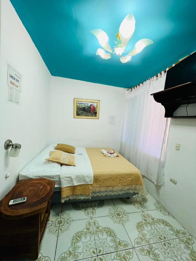 Hostal Brisas Del Mar Puerto Villamil Exterior photo